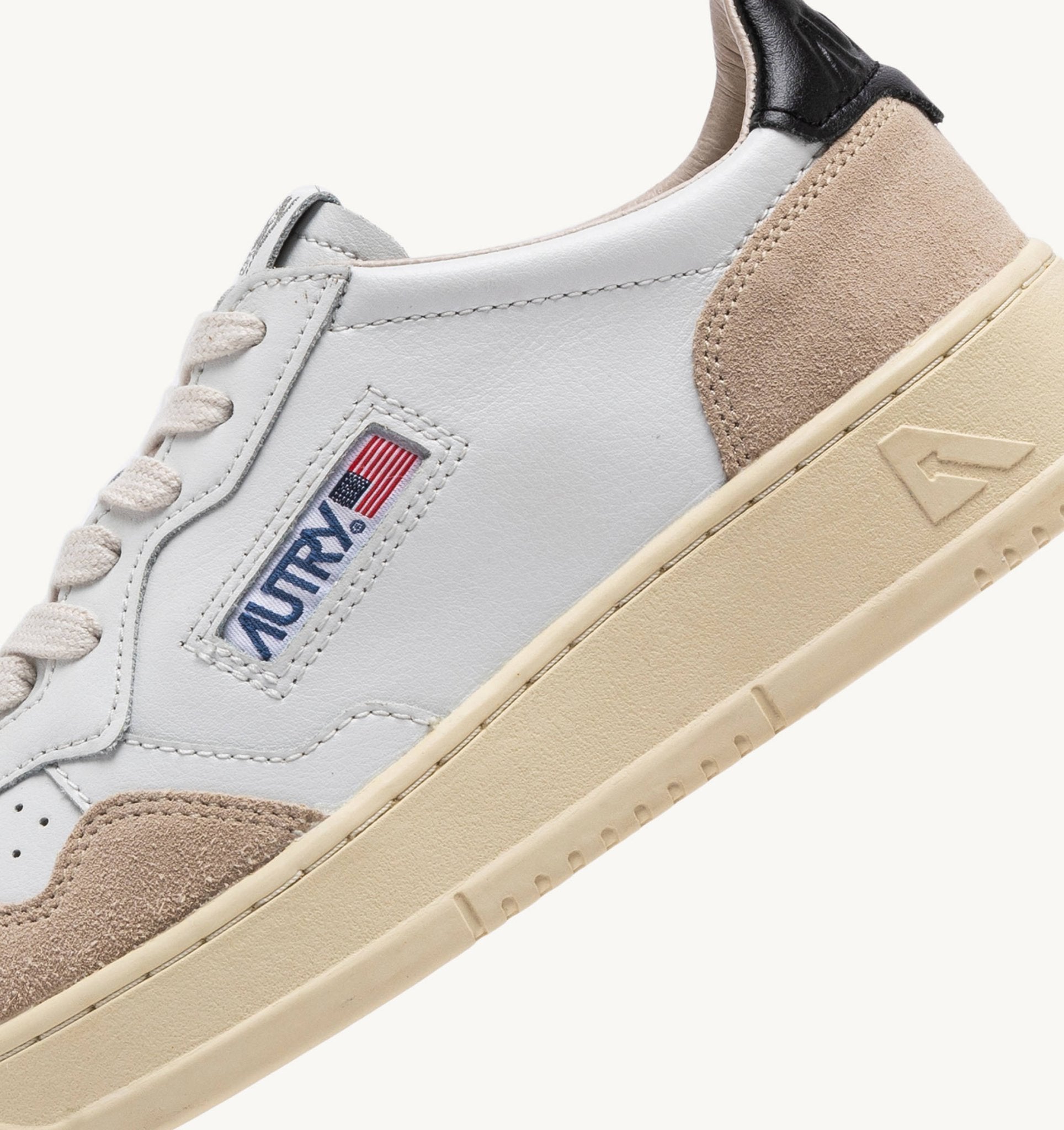 AUTRY - BASKETS MEDALIST LOW EN CUIR BLANC ET NOIR ET DAIM BEIGE